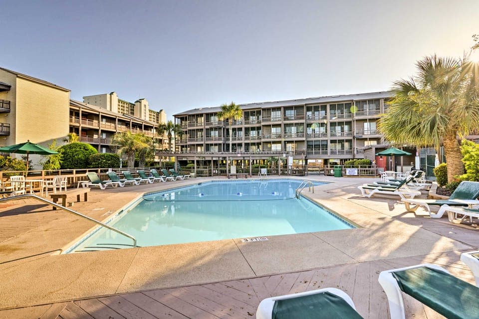 Walk to Coast: North Myrtle Beach Condo w/ Pool! Apartment in North Myrtle Beach