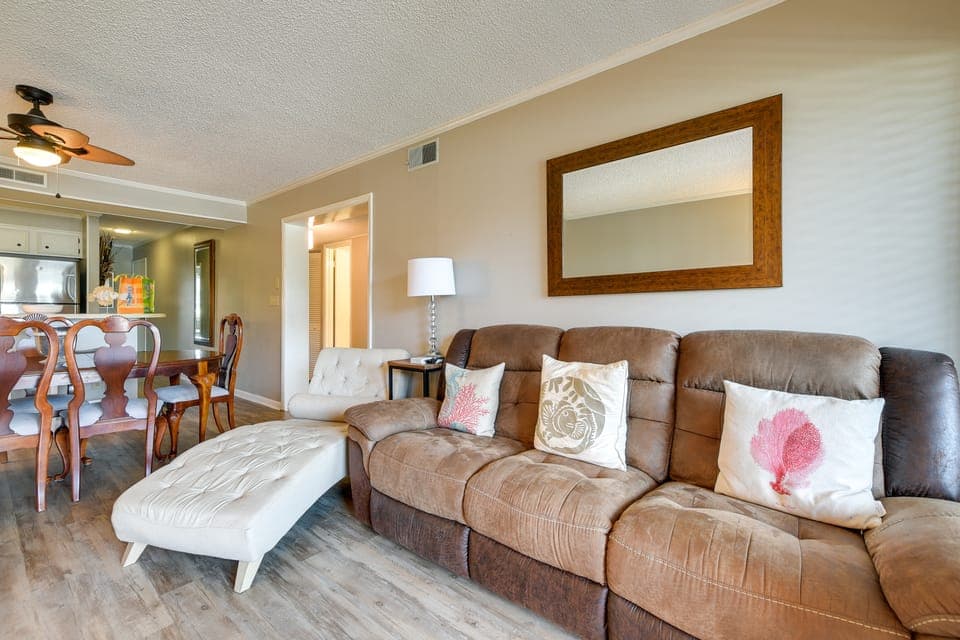Walk to Coast: North Myrtle Beach Condo w/ Pool! Apartment in North Myrtle Beach