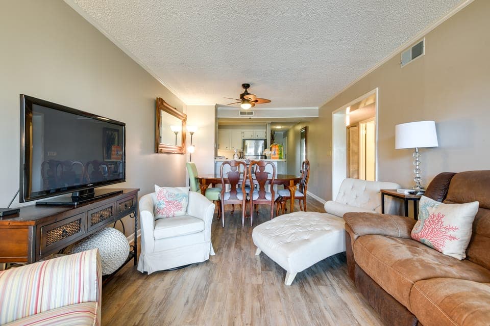 Walk to Coast: North Myrtle Beach Condo w/ Pool! Apartment in North Myrtle Beach