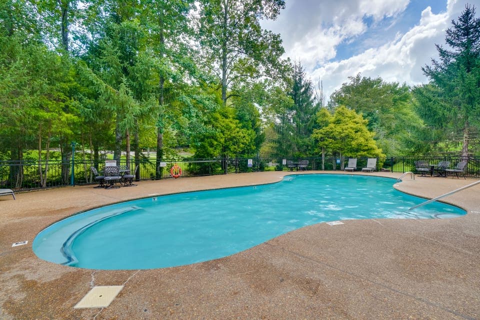 Private Hot Tub: Creekside Sevierville Sanctuary House in Sevier County