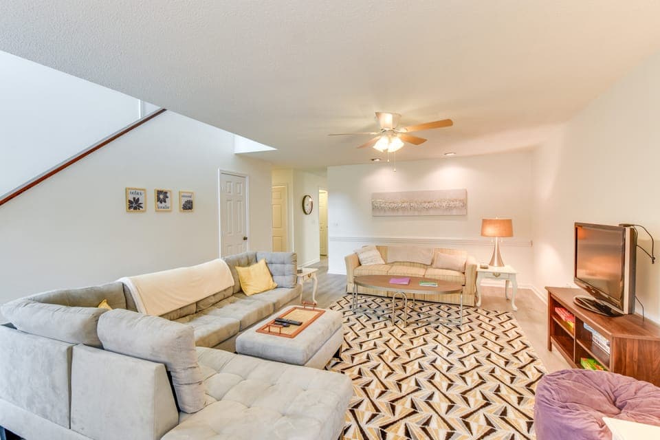 Charming Seneca Home - 3 Mi to Memorial Stadium! Apartment in Lake Keowee