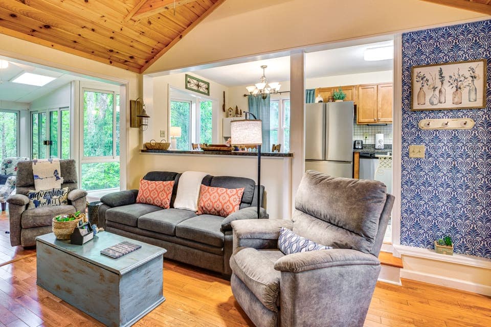 10 Mi to Sugar Mtn: ‘Bluebird Cottage’ in Newland Cottage in Tennessee