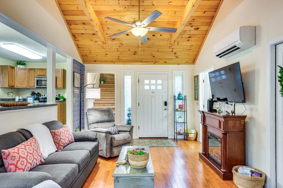 10 Mi to Sugar Mtn: ‘Bluebird Cottage’ in Newland Cottage in Tennessee