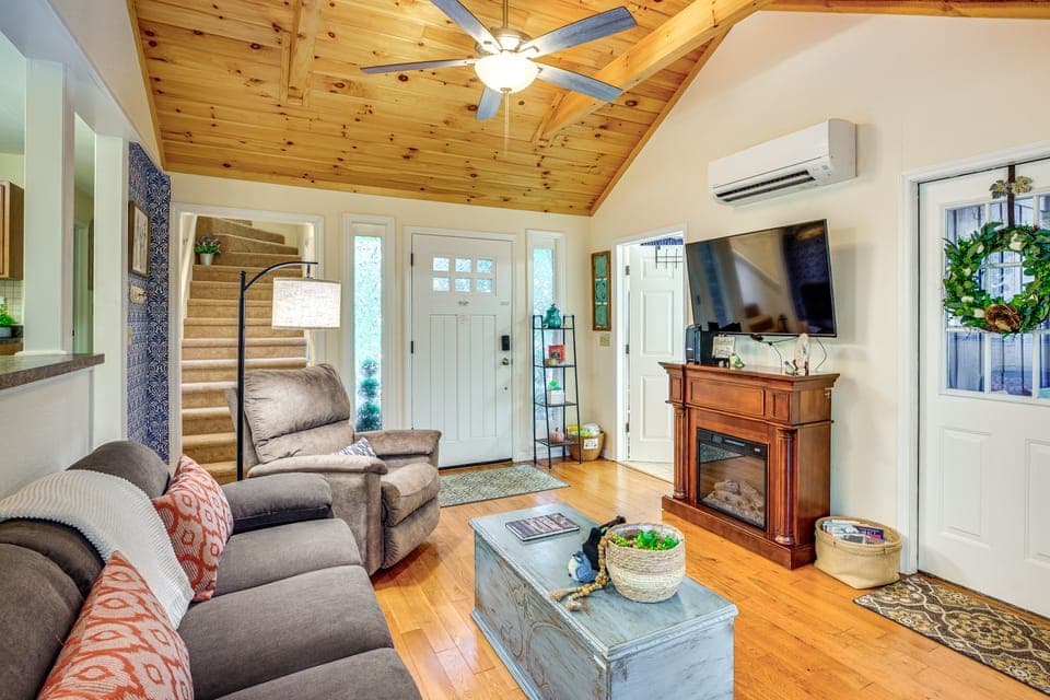 10 Mi to Sugar Mtn: ‘Bluebird Cottage’ in Newland Cottage in Tennessee