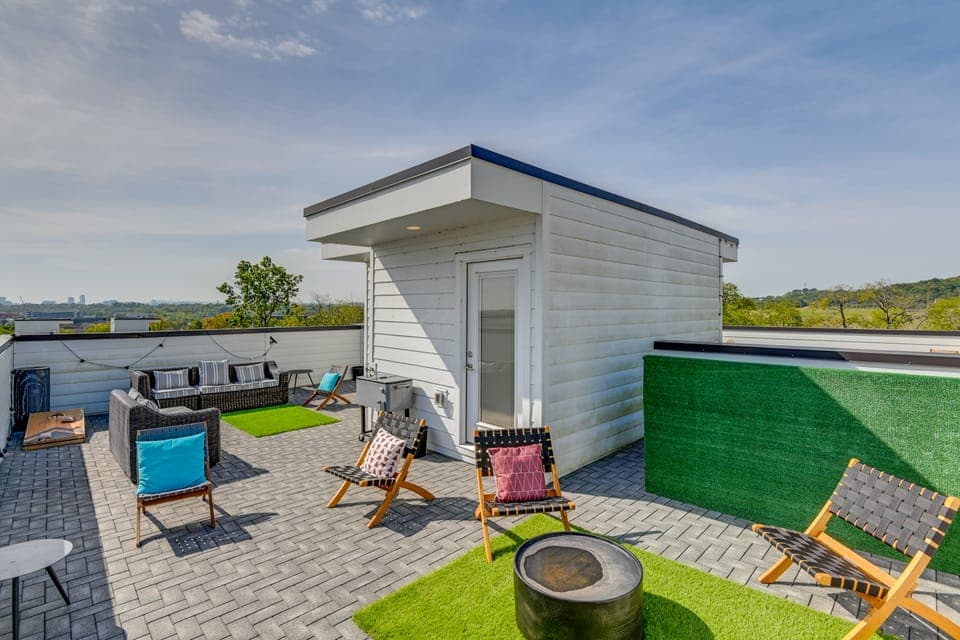 Nashville Townhome w/ Rooftop Balcony & Game Room! Apartment in Nashville