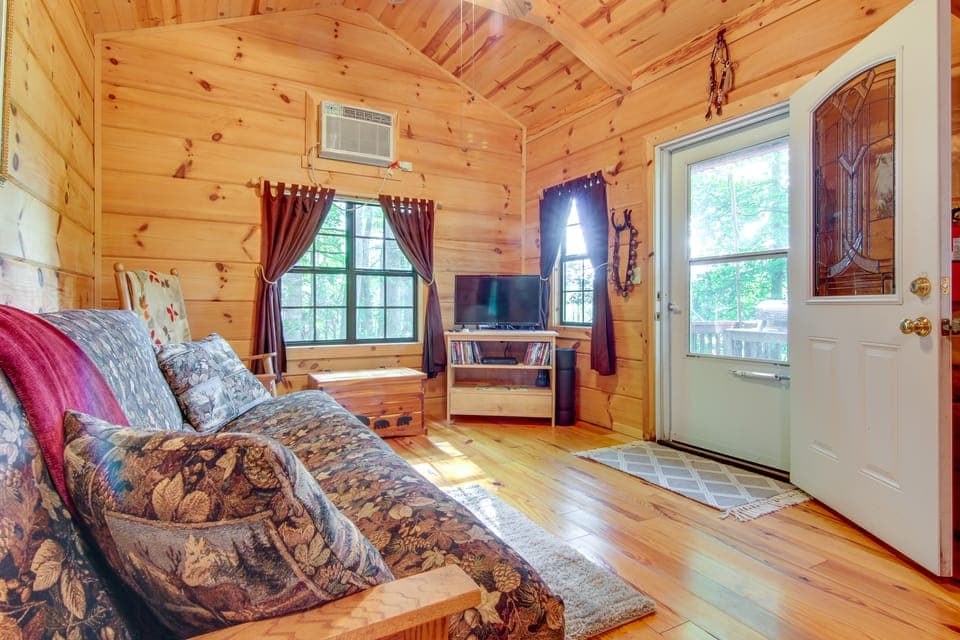 Hendersonville Creekside Cabin: Near DuPont Forest House in Tennessee