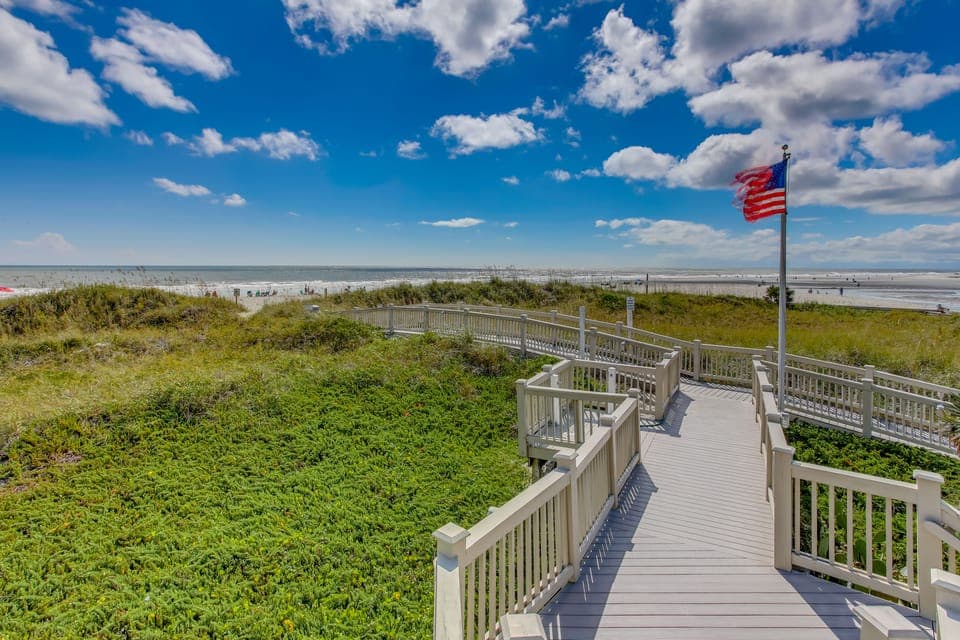 Walk to Beach & Barefoot Landing: Resort Condo! Apartment in Briarcliffe Acres