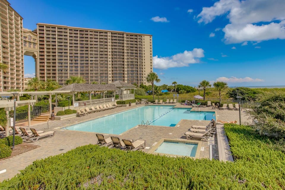 Walk to Beach & Barefoot Landing: Resort Condo! Apartment in Briarcliffe Acres