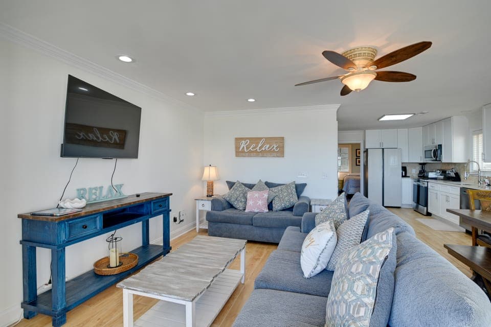 Beachfront Murrells Inlet Home - Walk to Pier! House in Garden City