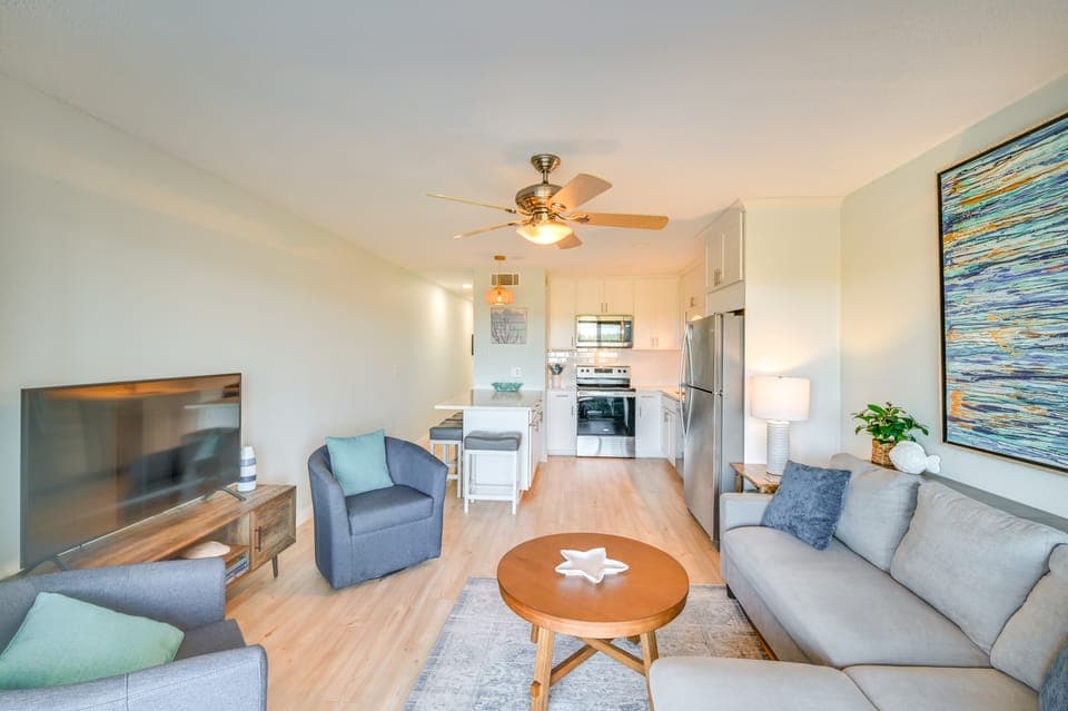 Murrells Inlet Condo w/ Balcony & Pool: Near Pier! Apartment in Garden City