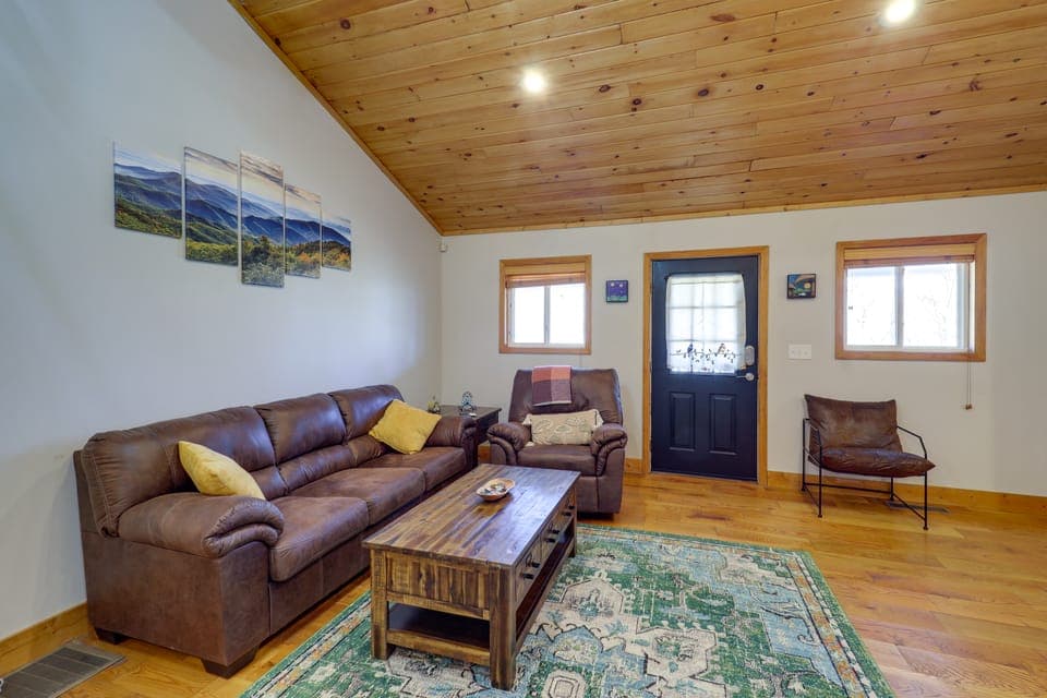 Pet-Friendly Cabin w/ Fire Pit in Spruce Pine! House in Mitchell County