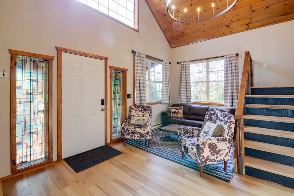 Modern-Rustic ‘Love Cabin’ in Cosby: Deck + Grill House in Sevier County