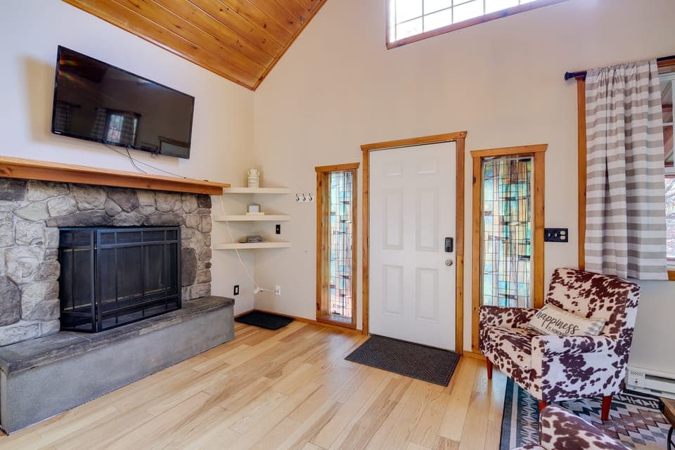 Modern-Rustic ‘Love Cabin’ in Cosby: Deck + Grill House in Sevier County