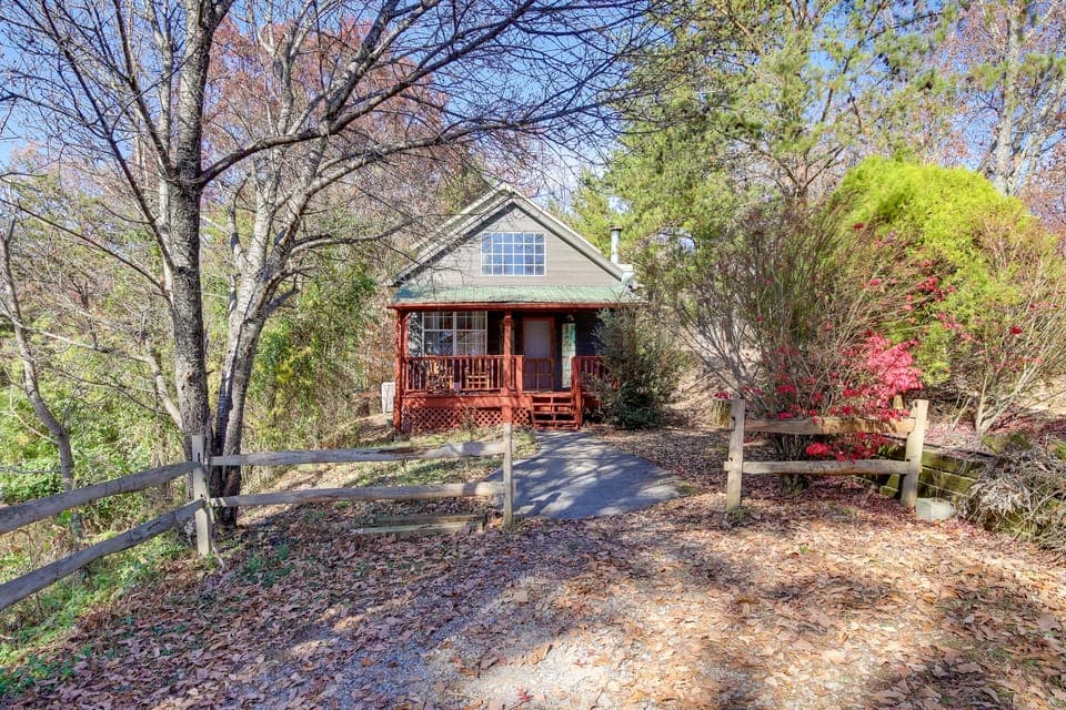 Modern-Rustic ‘Love Cabin’ in Cosby: Deck + Grill House in Sevier County