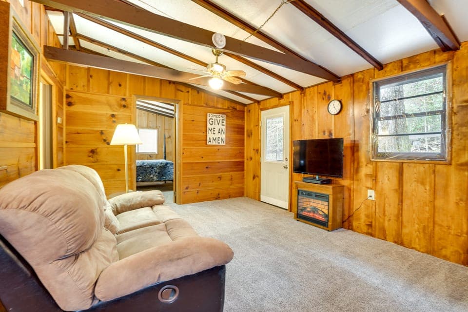 Peaceful Warne Cabin: Fenced Yard & Screened Porch House in Tennessee