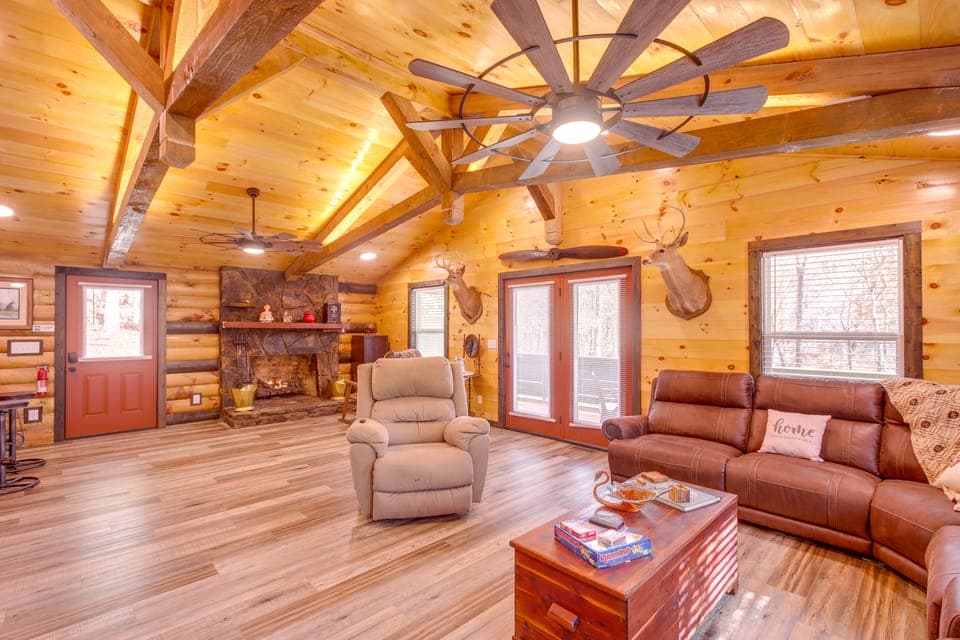 Pet-Friendly Chattanooga Cabin w/ Hot Tub & Kayaks House in Hixson