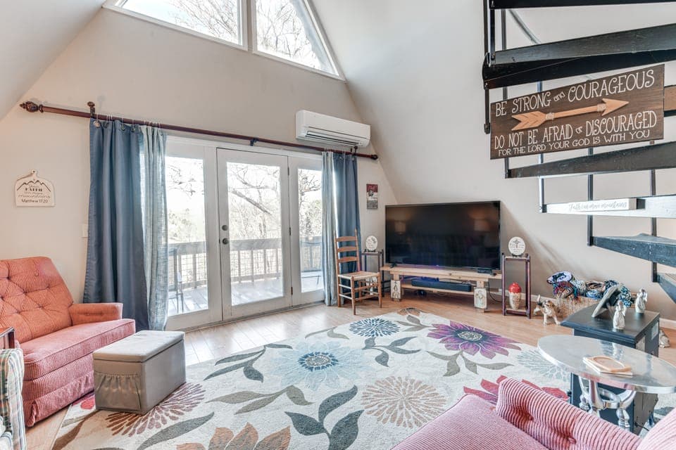Charming Franklin Cabin with Deck: Stunning Views! House in Tennessee