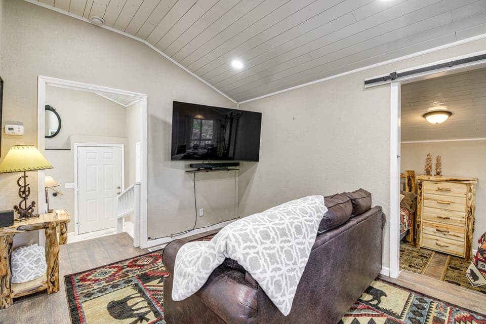Cozy Cottage w/ Pool Btwn Knoxville & Pigeon Forge Cottage in Sevier County