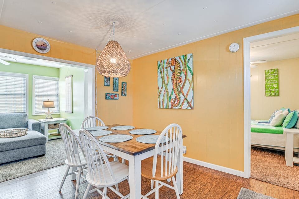 1 Mi to Surfside Beach: Coastal Cottage House in Oceanside Village