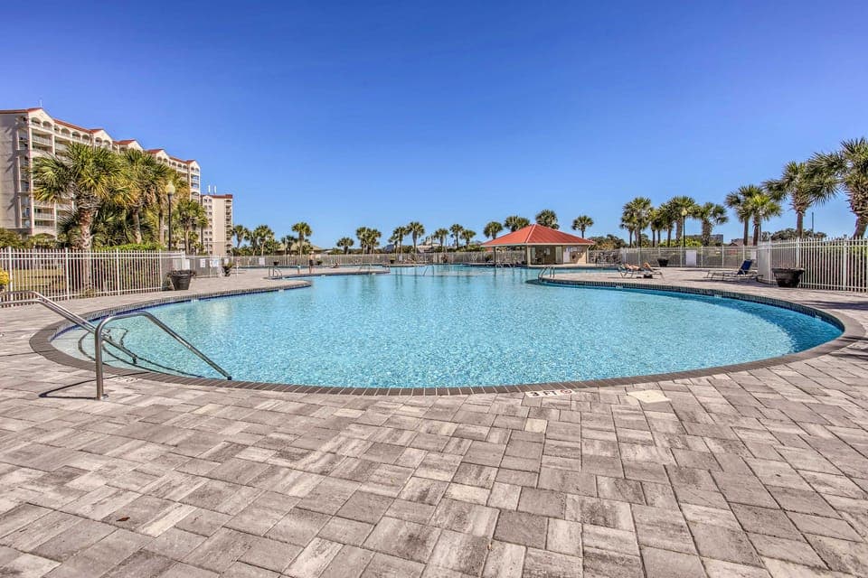 Swim, Golf & Unwind: Barefoot Resort Condo Apartment in North Myrtle Beach