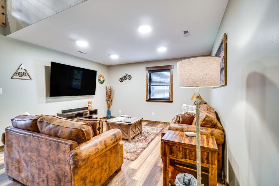 Modern Cabin w/ Hot Tub: Near Tail of the Dragon! House in Tennessee