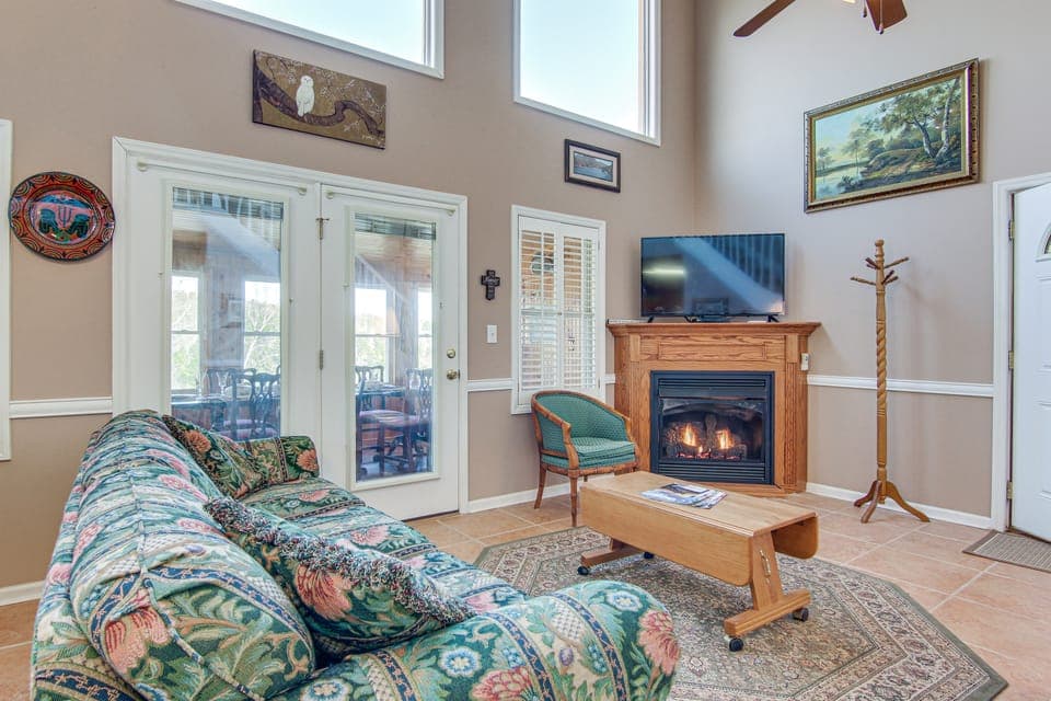 8 Mi to Lake Lure! Mtn-View Gem w/ Furnished Deck House in Tennessee