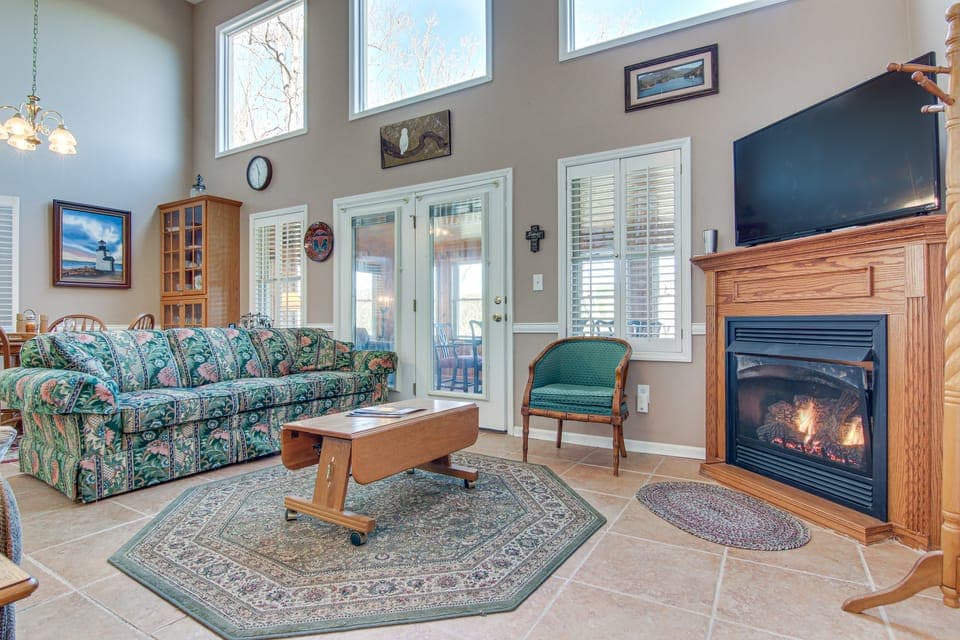 8 Mi to Lake Lure! Mtn-View Gem w/ Furnished Deck House in Tennessee