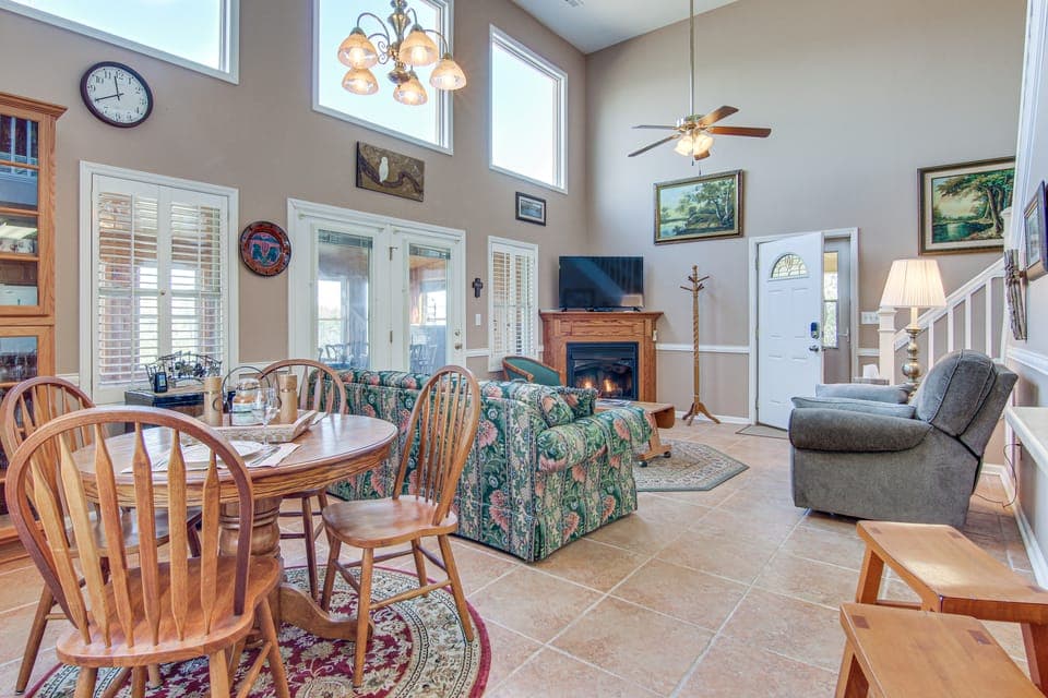 8 Mi to Lake Lure! Mtn-View Gem w/ Furnished Deck House in Tennessee