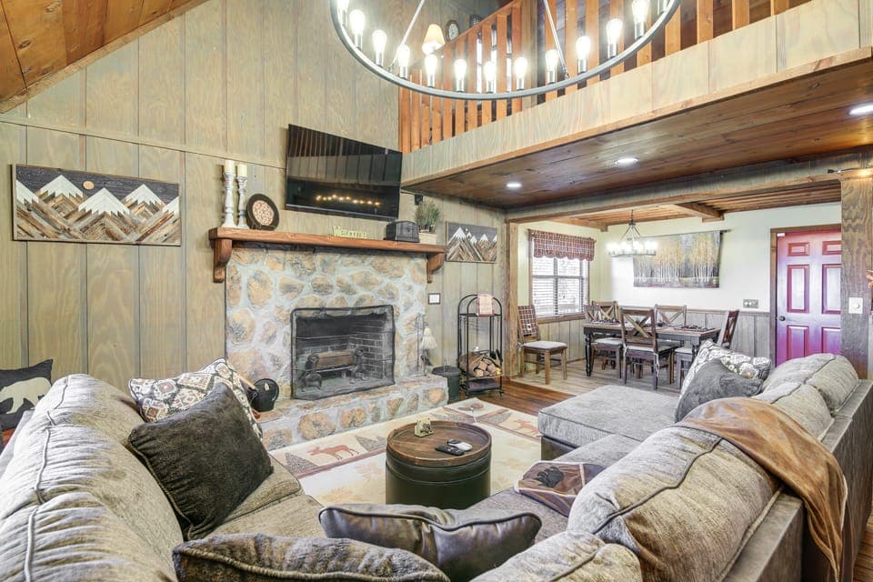 Secluded Sevierville Cabin: Hot Tub & Mtn Views! House in Sevier County