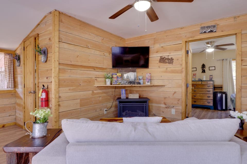 Hike, Fish & Unwind: Pet-Friendly Sevierville Gem! Apartment in Pigeon Forge