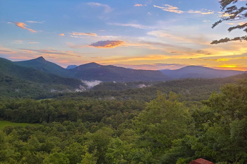4 Mi to Sapphire Ski! Mtn-View Cabin w/ Deck House in Tennessee
