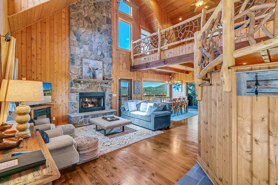 4 Mi to Sapphire Ski! Mtn-View Cabin w/ Deck House in Tennessee