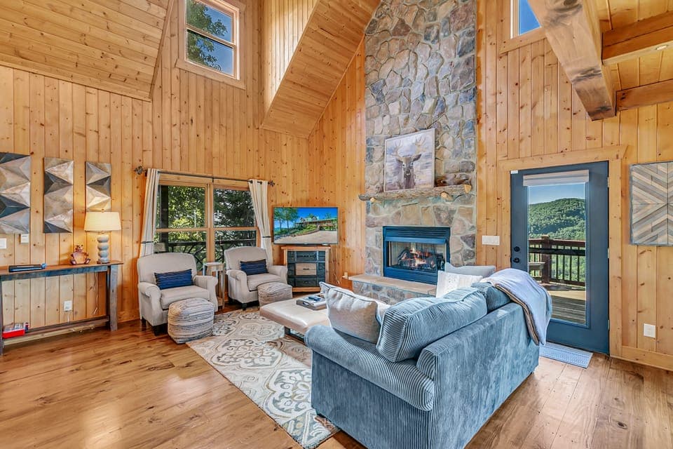 4 Mi to Sapphire Ski! Mtn-View Cabin w/ Deck House in Tennessee