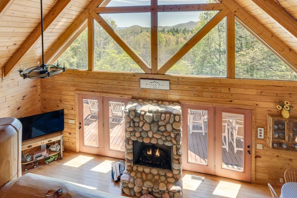 Stunning Views, Deck & Game Room: Warne Mtn Escape House in Tennessee