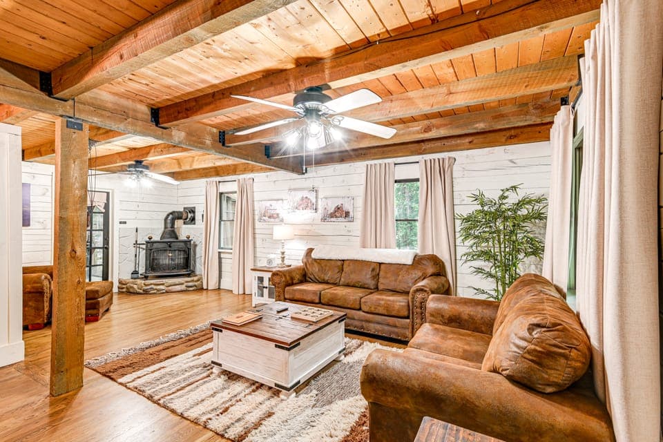 Peaceful Mt Juliet Cabin w/ Patio & Fire Pit House in Mount Juliet