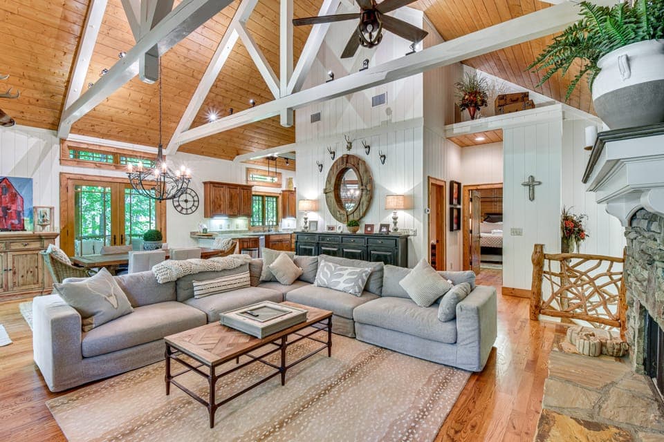 Group-Friendly Golf Getaway! 5 Mi to Cashiers House in Lake Glenville