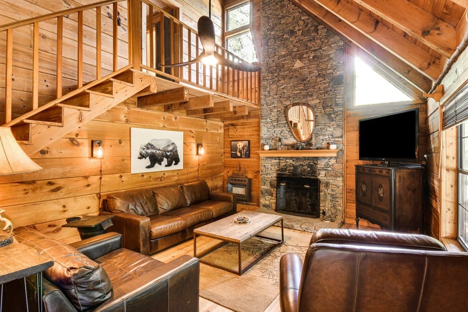 Luxury Creekside Cabin w/ Hot Tub, Near Helen! House in White County