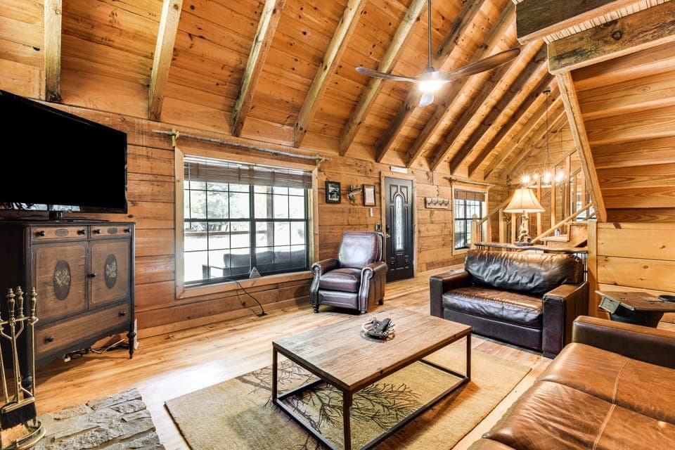 Luxury Creekside Cabin w/ Hot Tub, Near Helen! House in White County