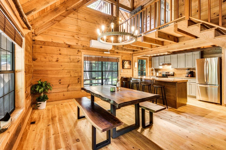 Luxury Creekside Cabin w/ Hot Tub, Near Helen! House in White County