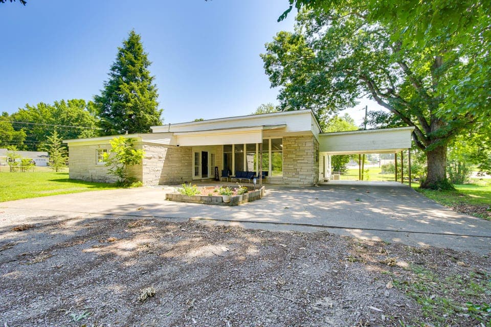 Expansive Family Home: 6 Mi to Dtwn Florence! House in Florence