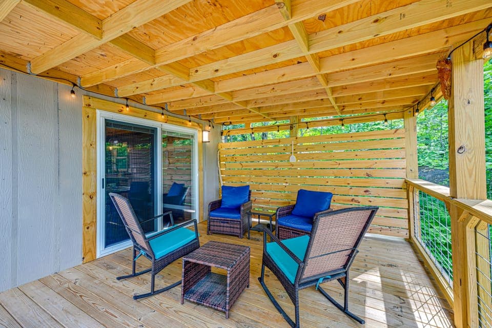 Renovated Franklin Home w/ Mountain-View Deck! House in Franklin