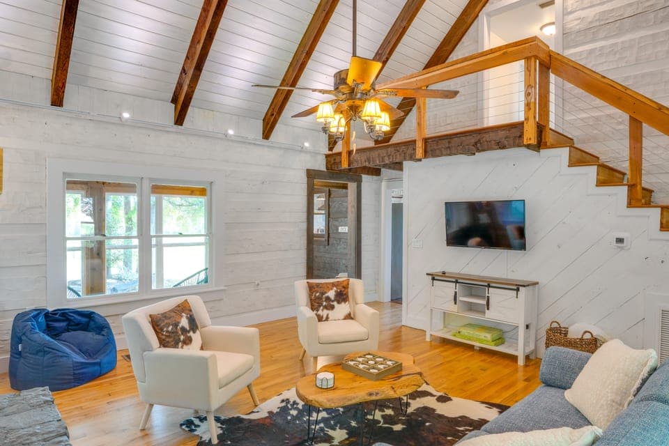~ 10 Mi to Downtown: Murfreesboro Area Cabin House in Tennessee