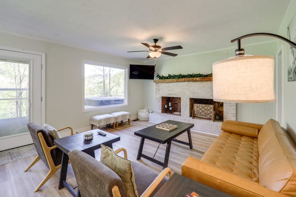 24-Acre Cottage w/ Hot Tub Near Blowing Rock House in Caldwell