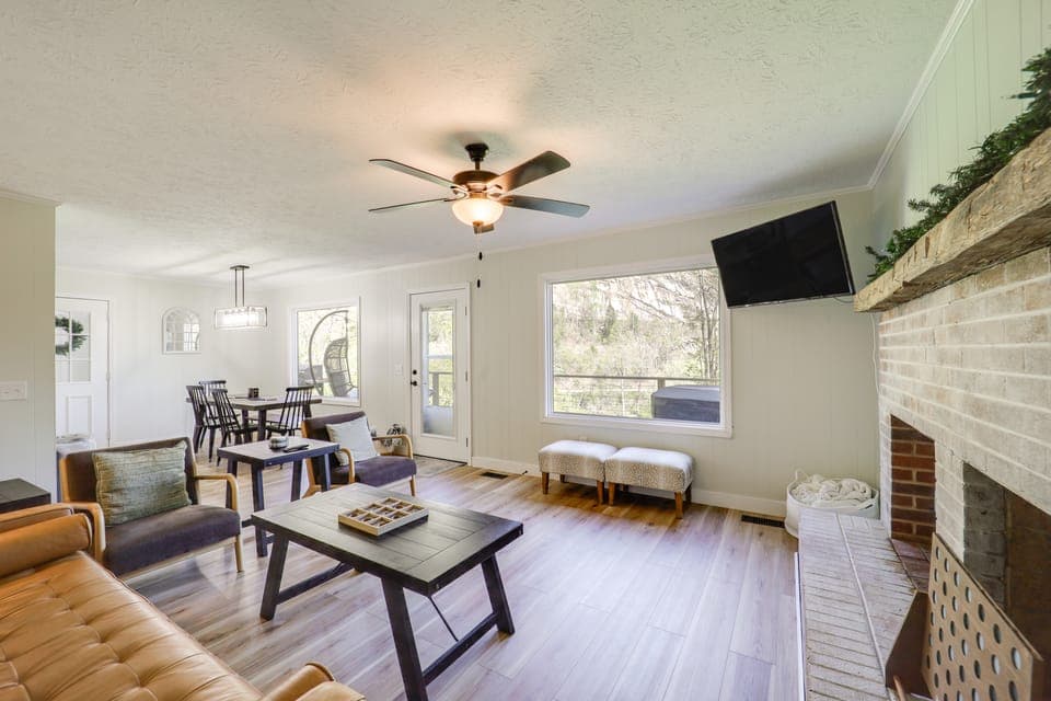 24-Acre Cottage w/ Hot Tub Near Blowing Rock House in Caldwell