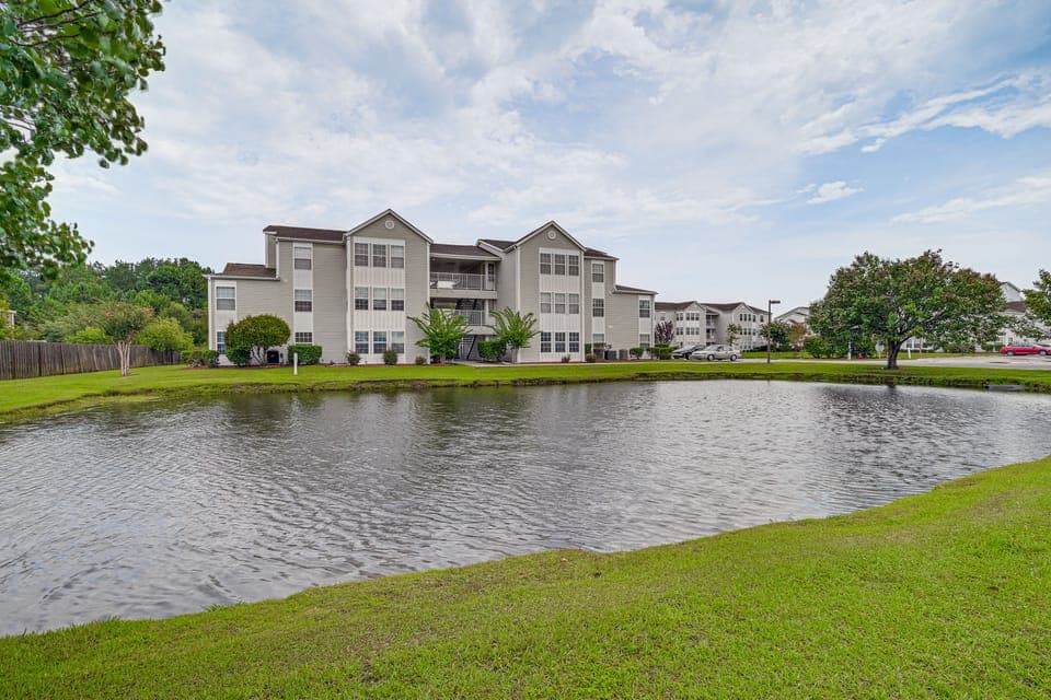 Pool Access & 2 Mi to Ocean: Myrtle Beach Condo! Apartment in Garden City