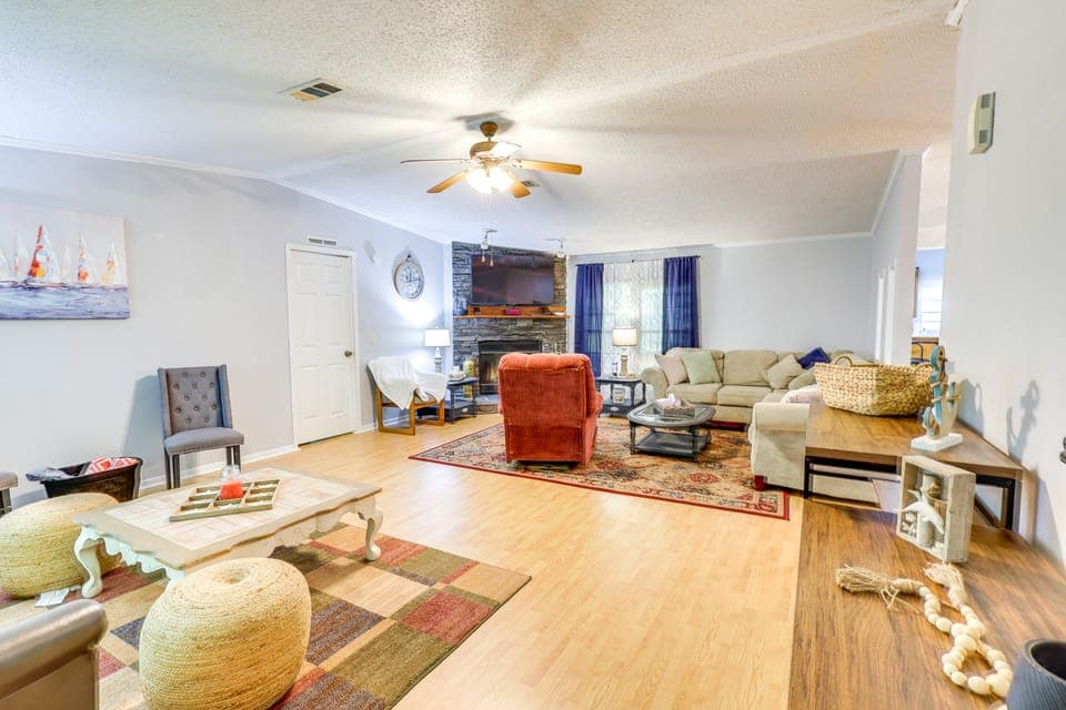 Pet-Friendly Sparta Retreat: Porches & Fire Pit! House in Lake Sinclair