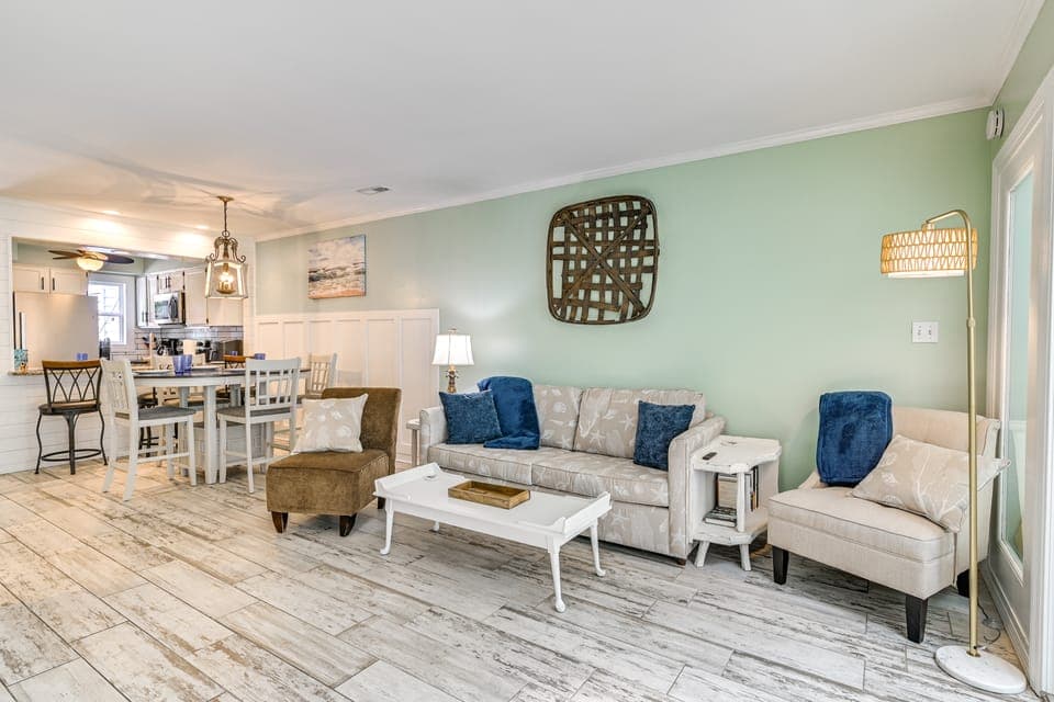 Chic Murrells Inlet Getaway ~ 2 Mi to Marsh Walk! Apartment in Murrells Inlet
