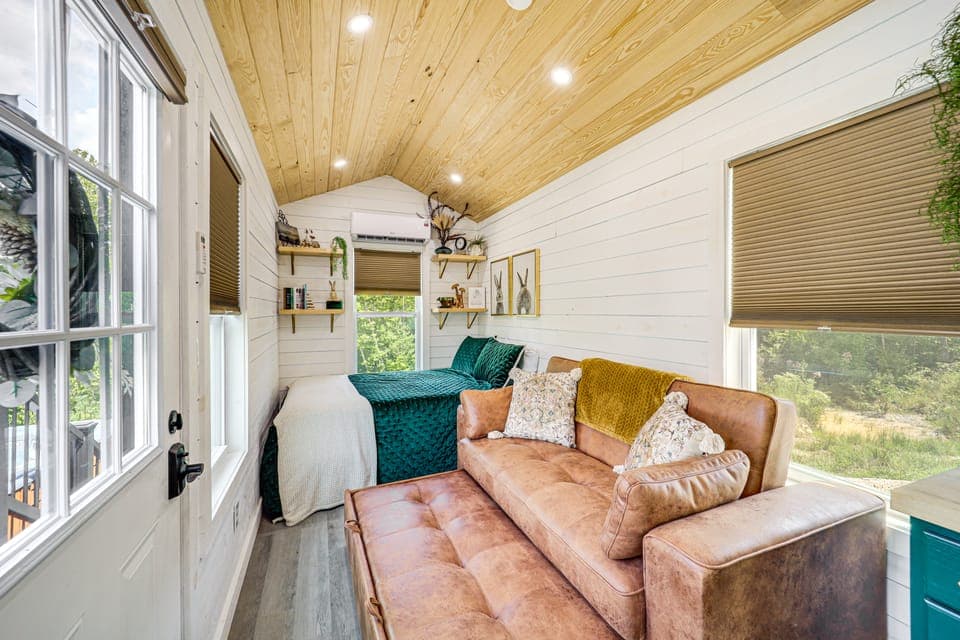Secluded Lenoir Tiny Home w/ Private Hot Tub! Apartment in Caldwell