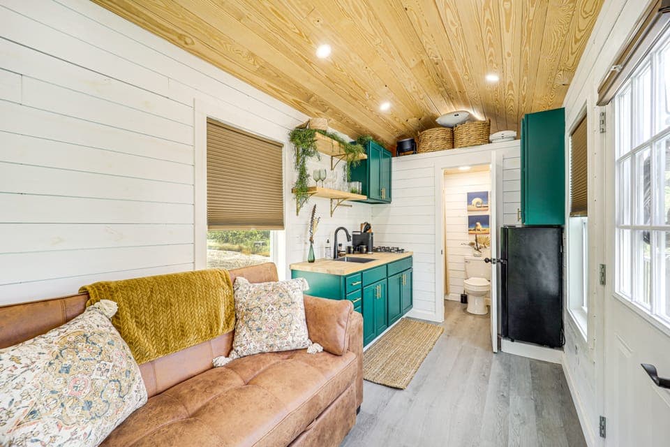 Secluded Lenoir Tiny Home w/ Private Hot Tub! Apartment in Caldwell