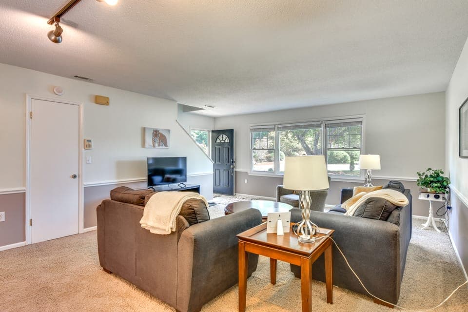 Seneca Escape w/ Screened Patio: Near Lakes! Apartment in Lake Keowee
